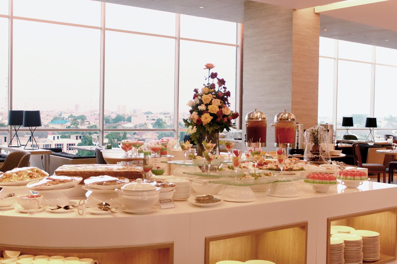 Fox Hotel Pekanbaru Buitenkant foto