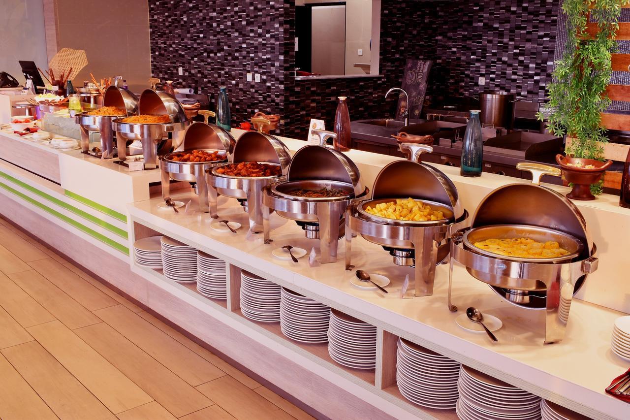 Fox Hotel Pekanbaru Buitenkant foto
