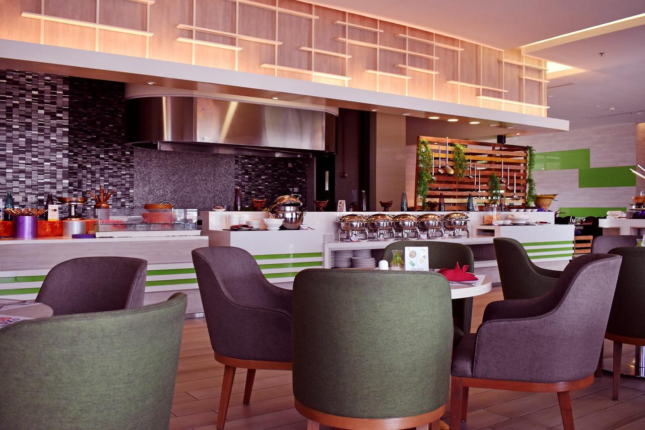 Fox Hotel Pekanbaru Buitenkant foto