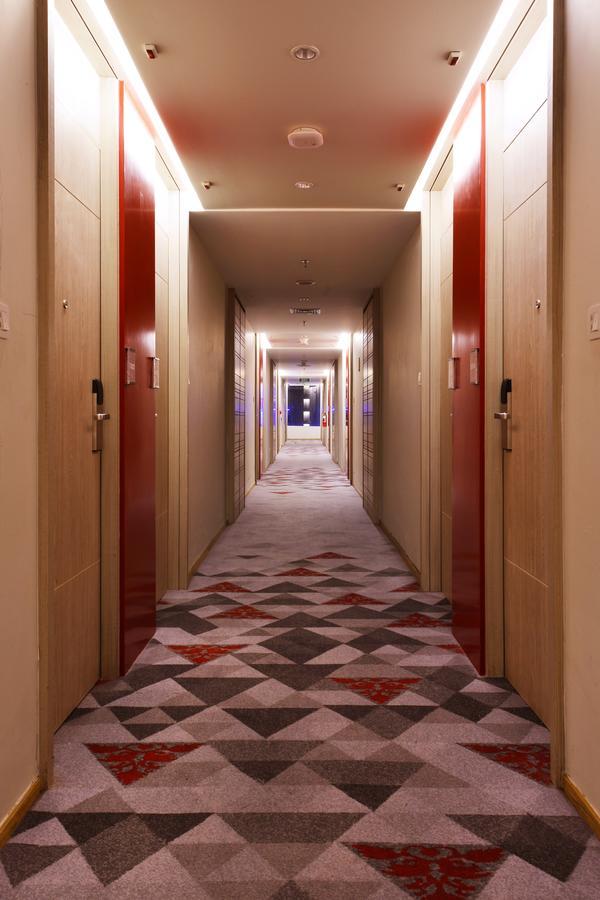 Fox Hotel Pekanbaru Buitenkant foto