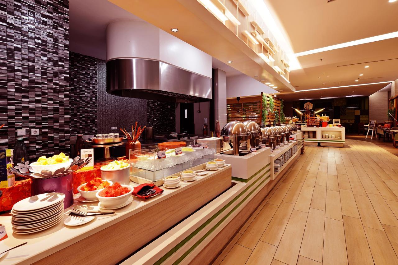 Fox Hotel Pekanbaru Buitenkant foto