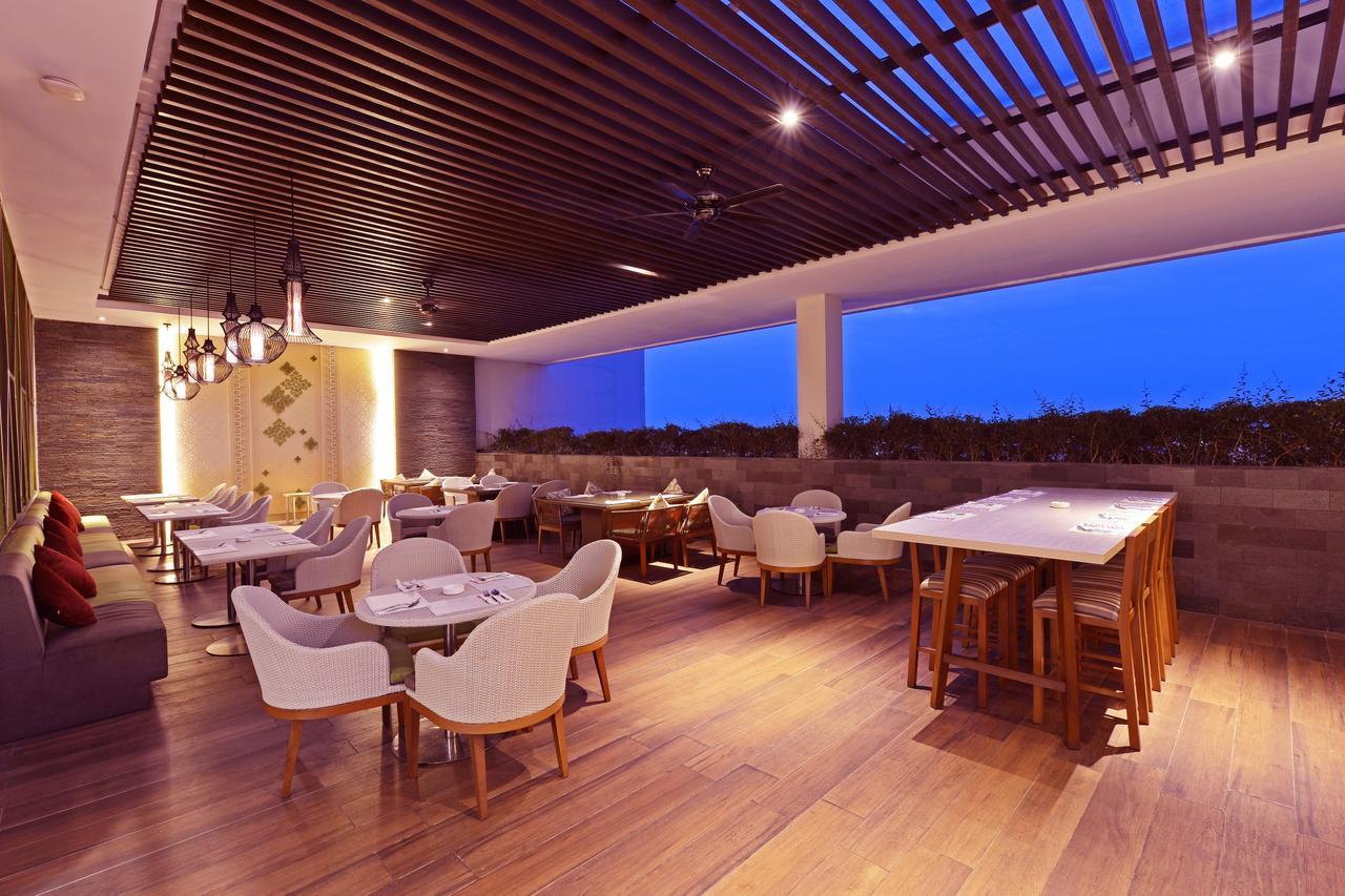 Fox Hotel Pekanbaru Buitenkant foto